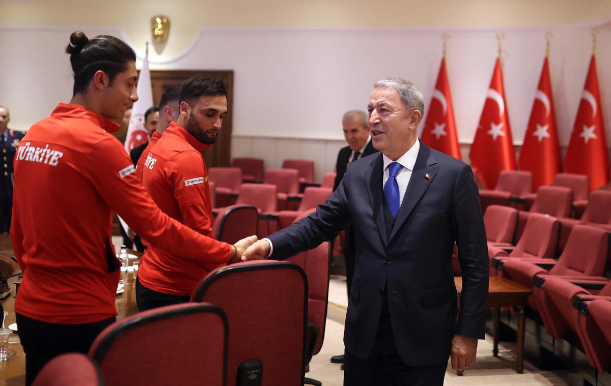 Milli Savunma Bakanı Akar, Ampute Futbol Milli Takımı\'nı kabul etti