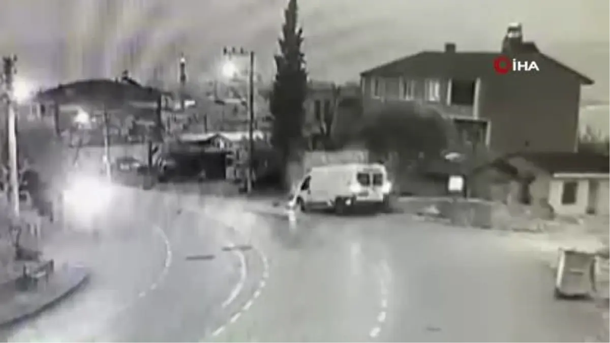 Minibüs duvara çarptı, kiviler yola saçıldı... Kaza anı kamerada