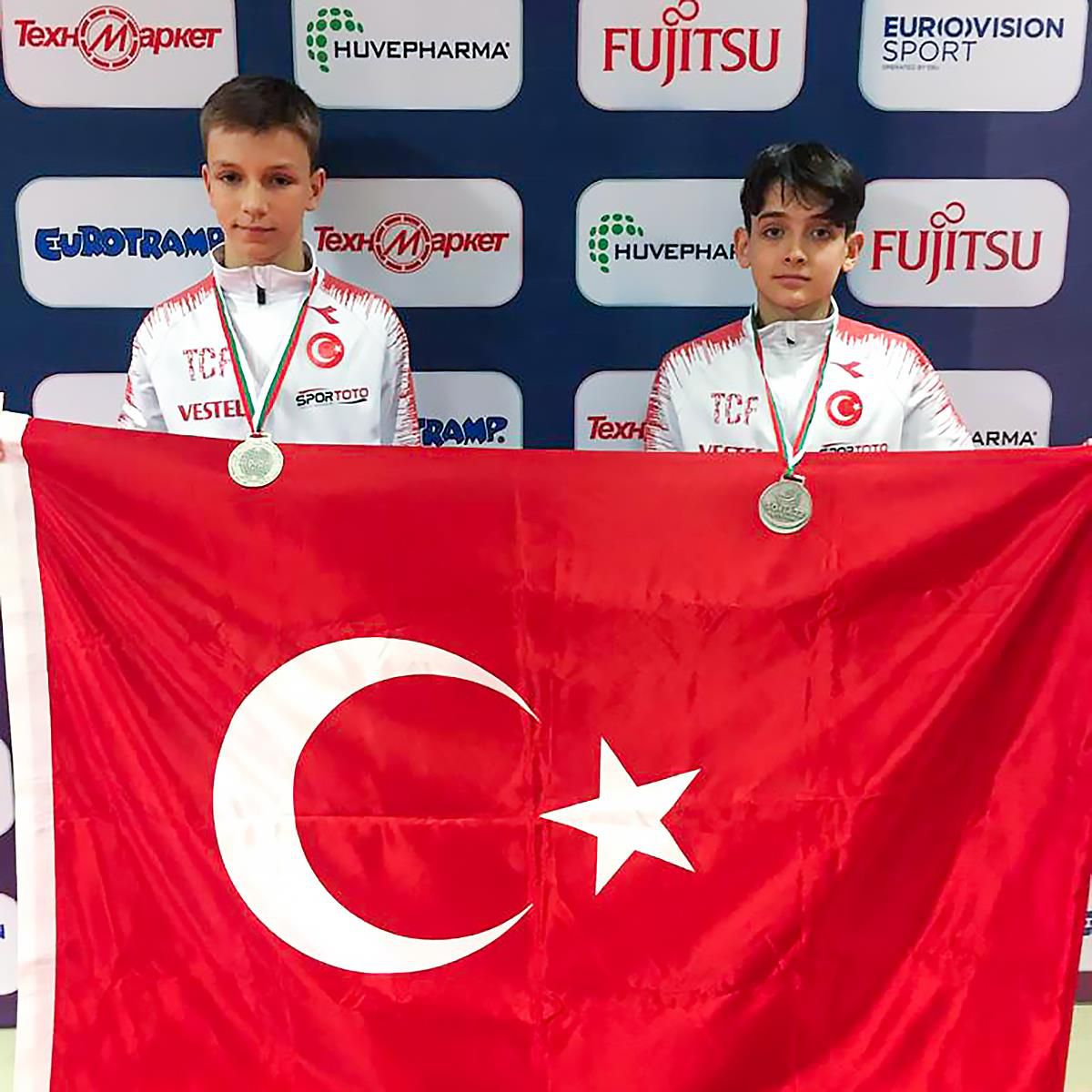 Minik cimnastikçiler Batuhan Meriç Mamur ile Sinan Cankurt dünya 2\'ncisi oldu