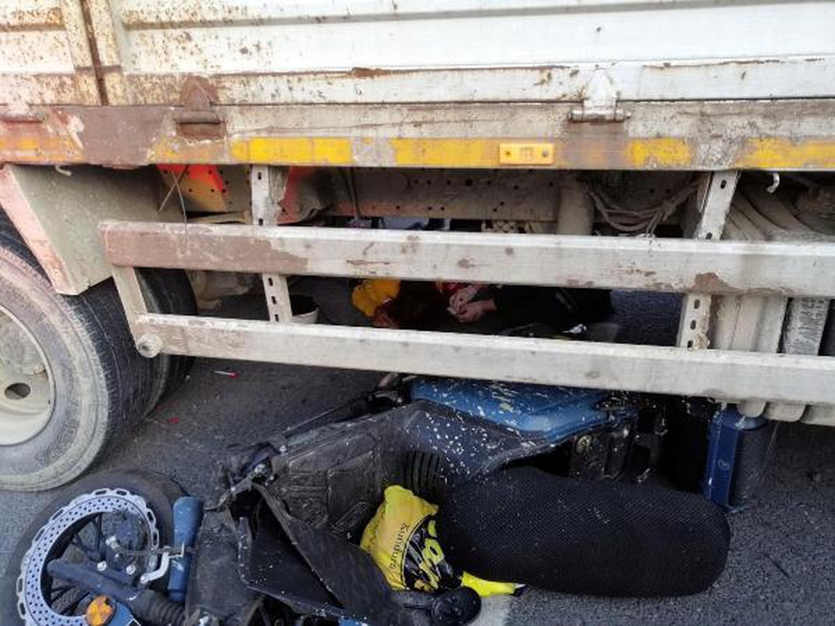 Motosiklet sürücüsü çarpıştığı kamyonun altında kaldı