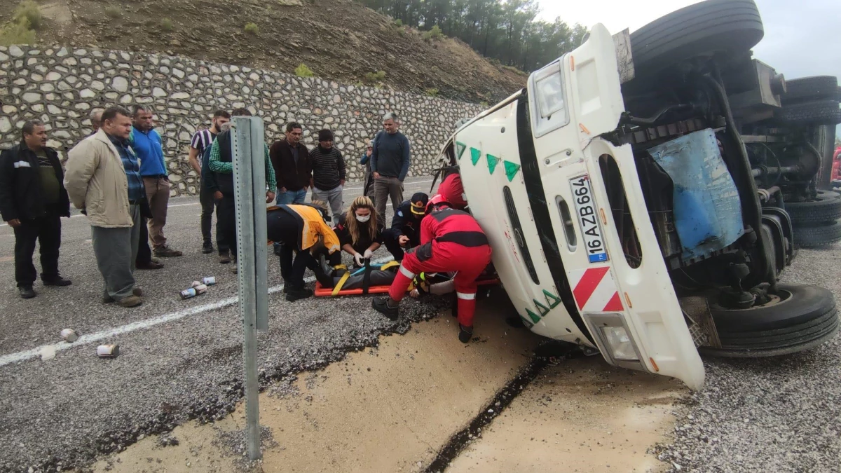 Muğla\'da devrilen kamyonun sürücüsü yaralandı