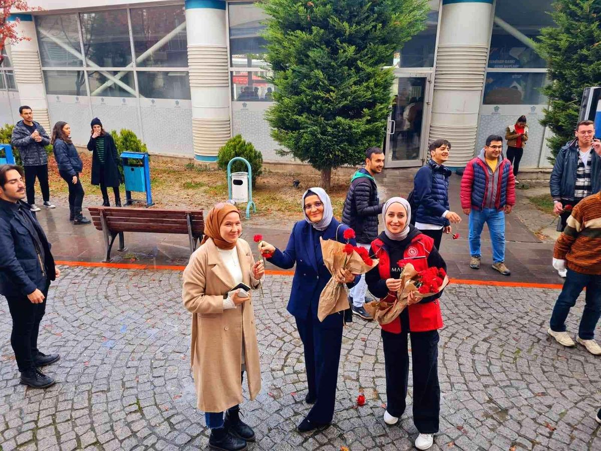 Öğretmen adaylarına da çiçek