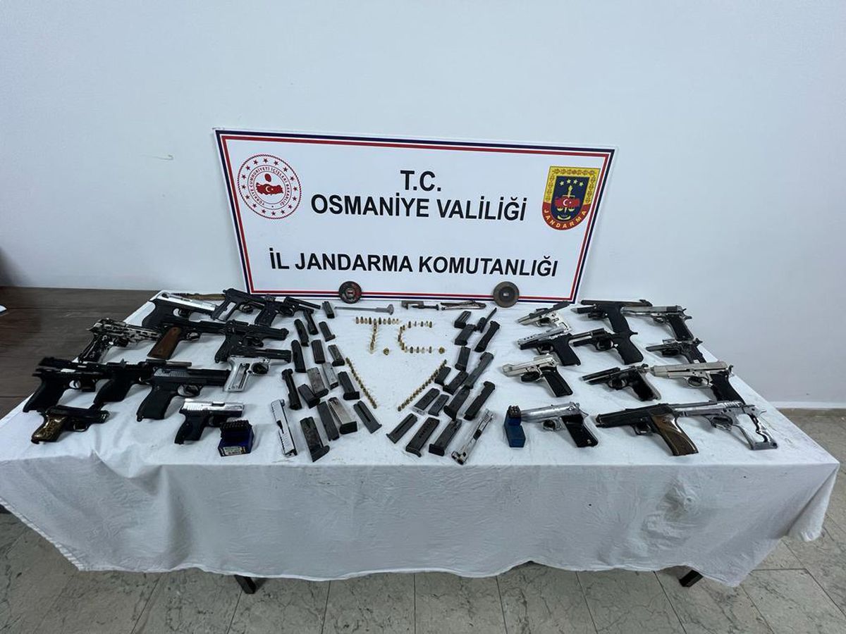 Osmaniye\'de evinde 24 tabanca ele geçirilen şüpheli yakalandı