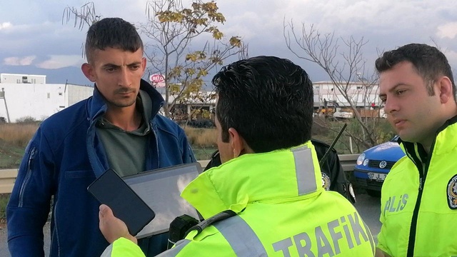 Otomobilinin camındaki filmle yakalandı, film gibi savunmayla pes dedirtti Otomobilinin camındaki filmle yakalandı, film gibi savunmayla pes dedirtti