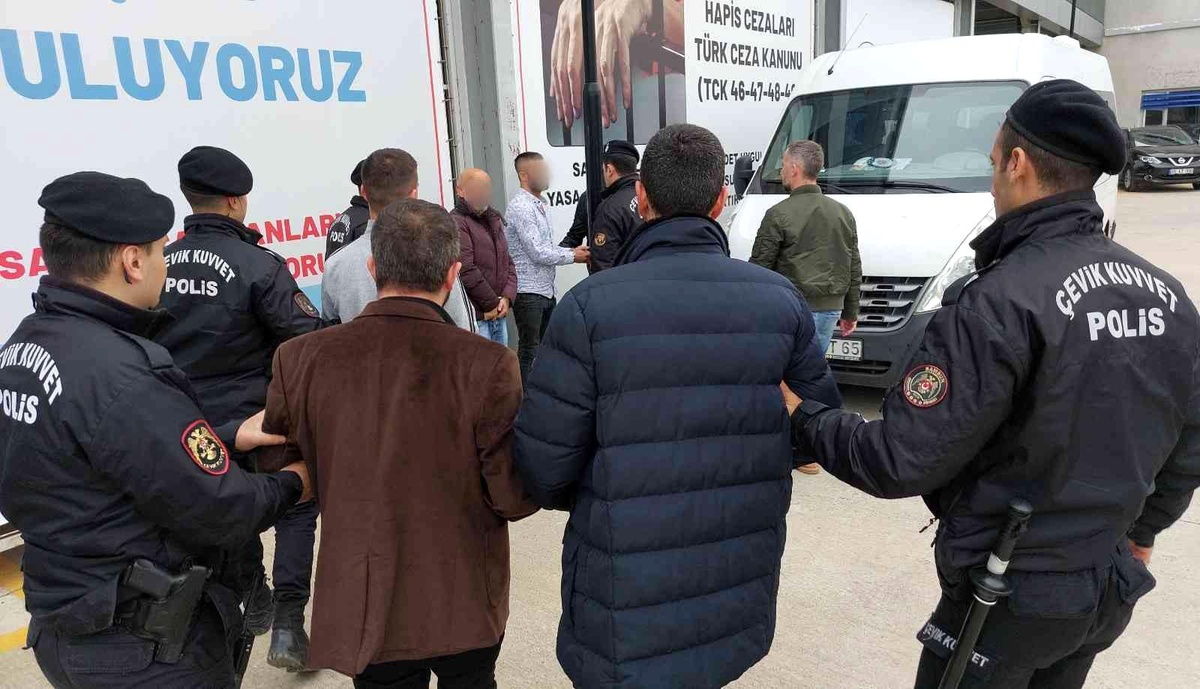 Samsun\'da uyuşturucu ticaretinden gözaltına alınan 5 kişi adliyeye sevk edildi
