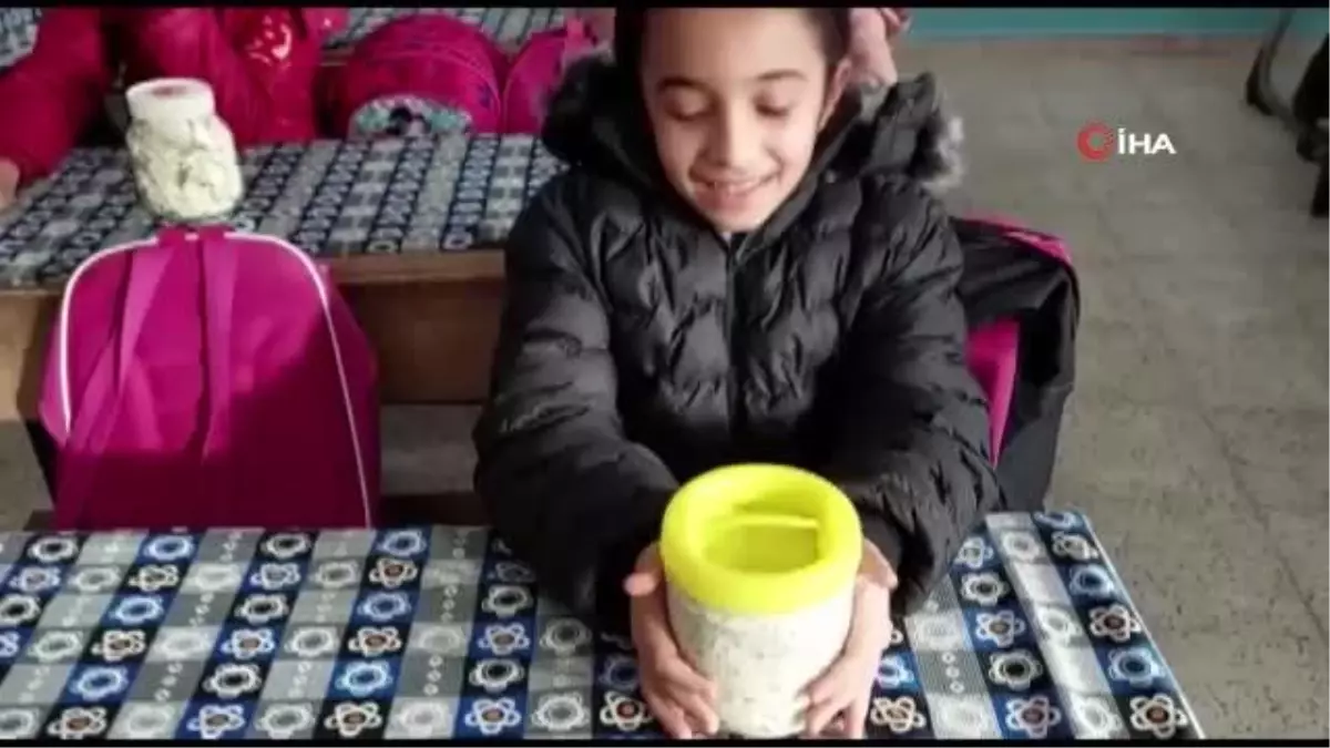 Siirtli çocuklardan öğretmenlerine yöresel peynirle kutlama: Hem gülümsetti, hem duygulandırdı