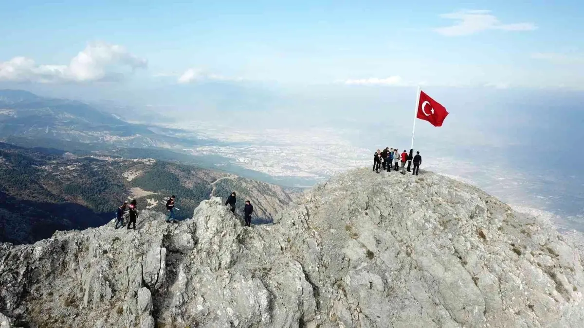 Spil Dağı\'nın zirvesinden kadına yönelik şiddete dikkat çektiler