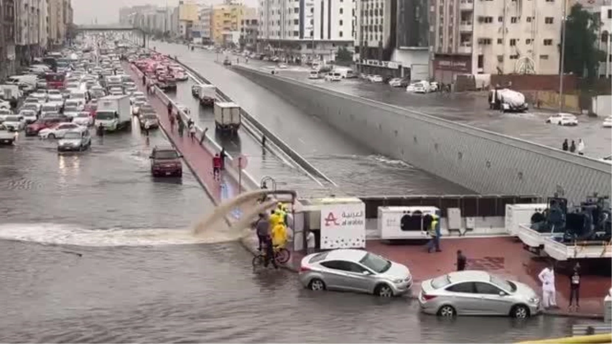 Suudi Arabistan\'da aşırı yağışlar sel felaketine neden oldu
