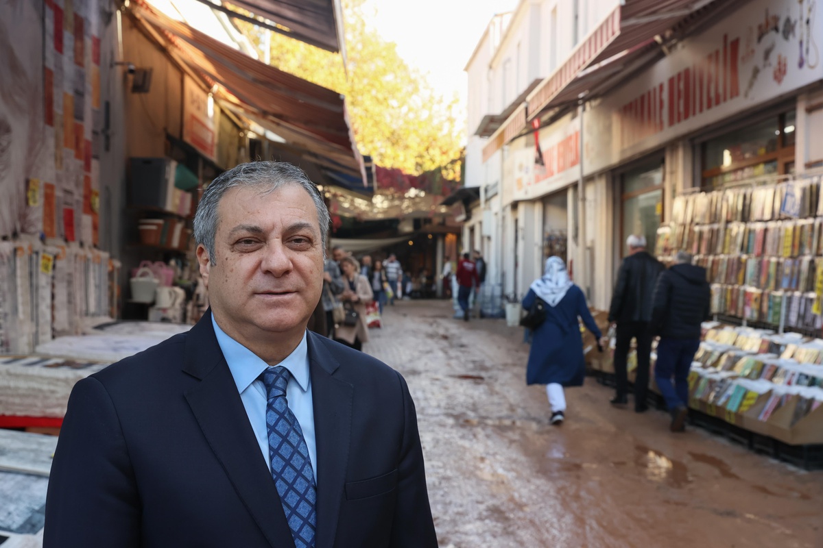 Tarihi Kemeraltı Çarşısı esnafı yağmurda yaşanan su baskınlarına çözüm istiyor