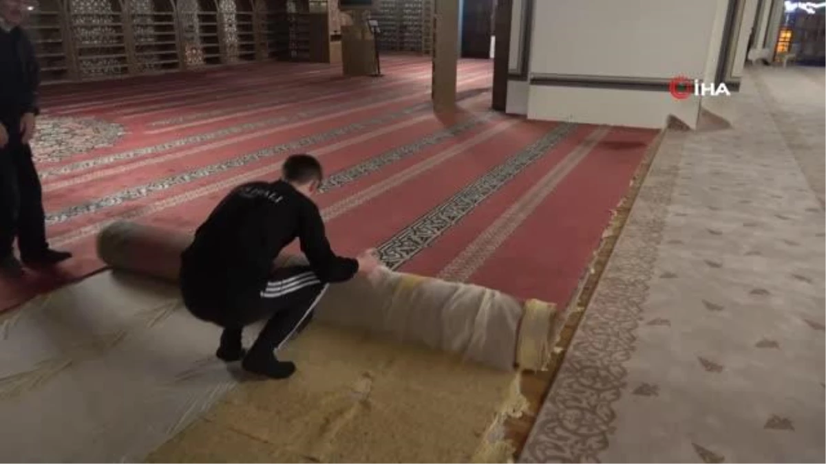 Ulu Cami\'nin 12 yıllık halıları değişti