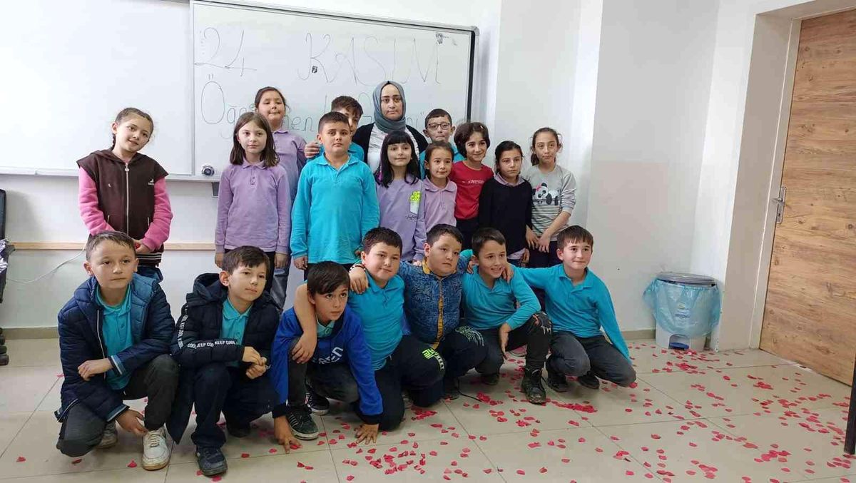Velilerden öğretmene sınıfta sürpriz "Öğretmenler Günü" kutlaması