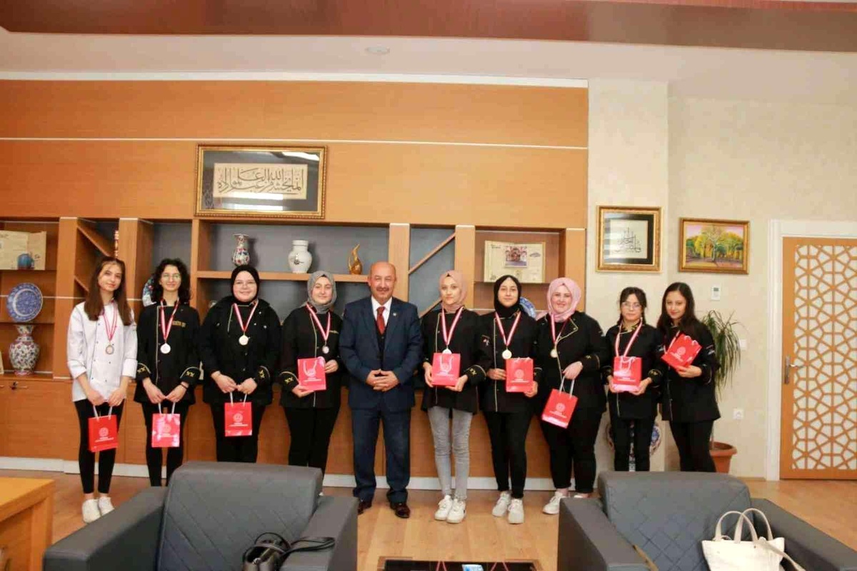 Yemek yarışmasından ödülle dönen öğrenciler Müdür Başyiğit\'le bir araya geldi