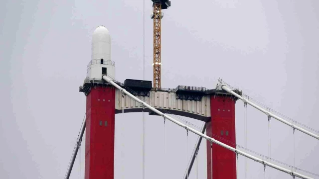 1915 Çanakkale Köprüsü kulelerine Seyit Onbaşı'nın sırtlayarak kaldırdığı top mermisi figürleri yerleştirilmeye başlandı