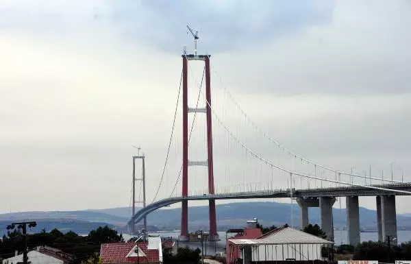 1915 Çanakkale Köprüsü kulelerine Seyit Onbaşı'nın sırtlayarak kaldırdığı top mermisi figürleri yerleştirilmeye başlandı