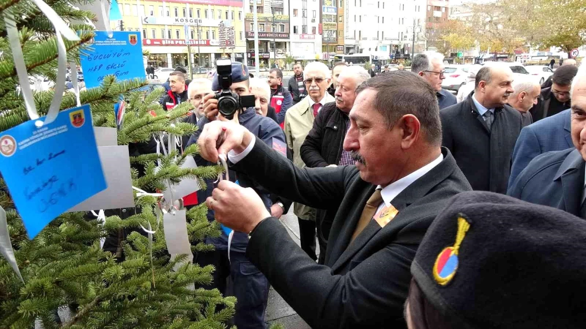 Ağaca astıkları notlarla kadına yönelik şiddete \'dur\' dediler