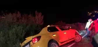 Araç bankette asılı kaldı, 3 kişilik aile itfaiye tarafından kurtarıldı