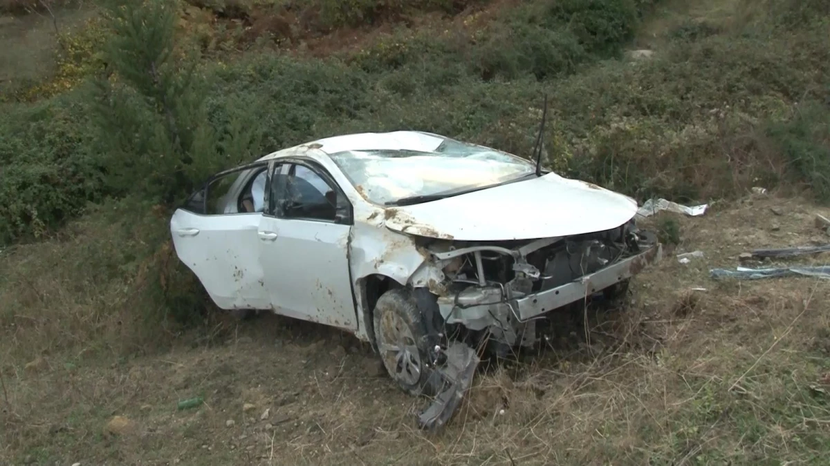 Arnavutköy\'de şarampole yuvarlanan otomobildeki 2 kişi yaralandı