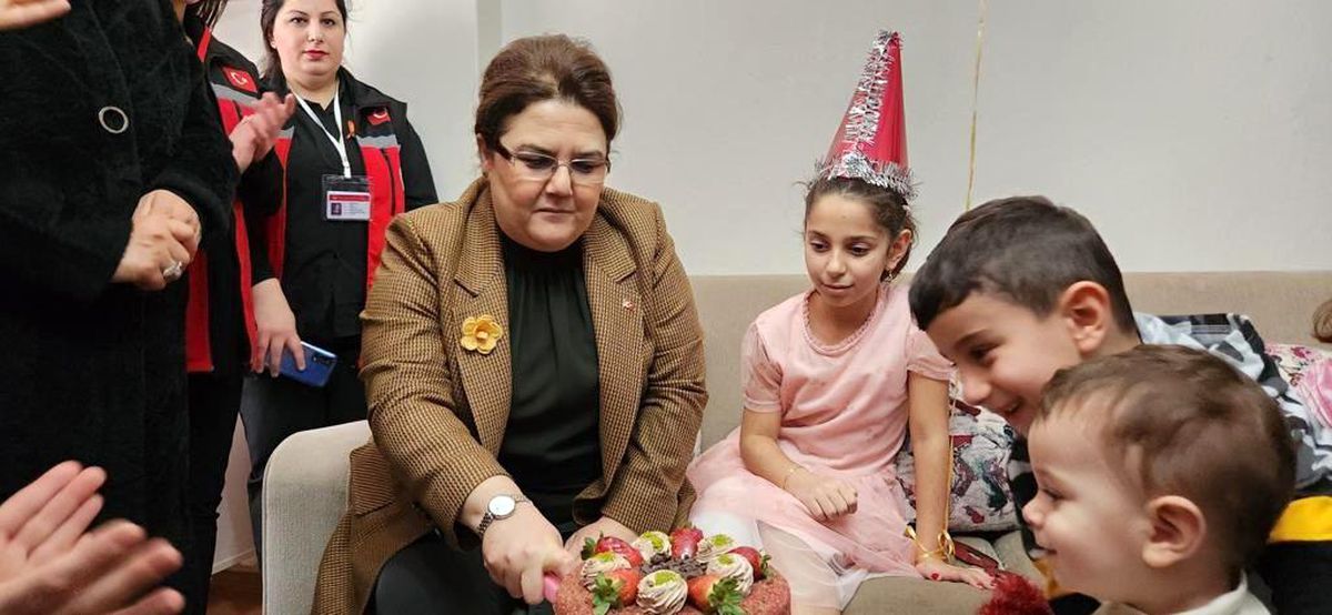 Bakan Yanık\'tan Taksim\'deki patlamada yaralanan minik Sevde\'ye doğum günü sürprizi
