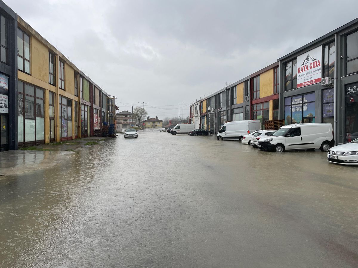Bartın\'da sağanak ulaşımı olumsuz etkiliyor