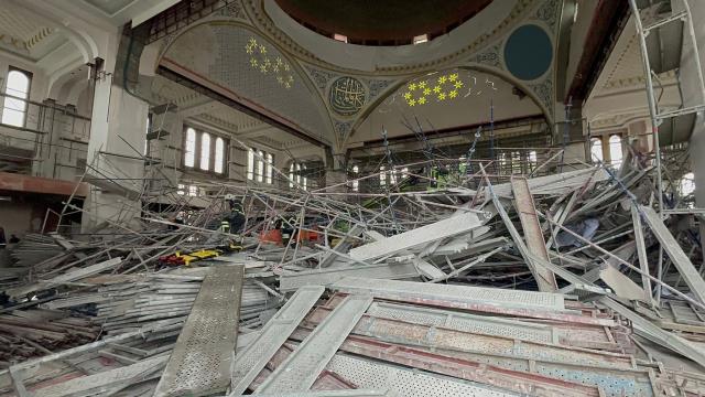 Batman'da cami inşaatının iskelesi çöktü! 2'si ağır 14 işçi yaralandı Batman'da cami inşaatının iskelesi çöktü! 2'si ağır 14 işçi yaralandı