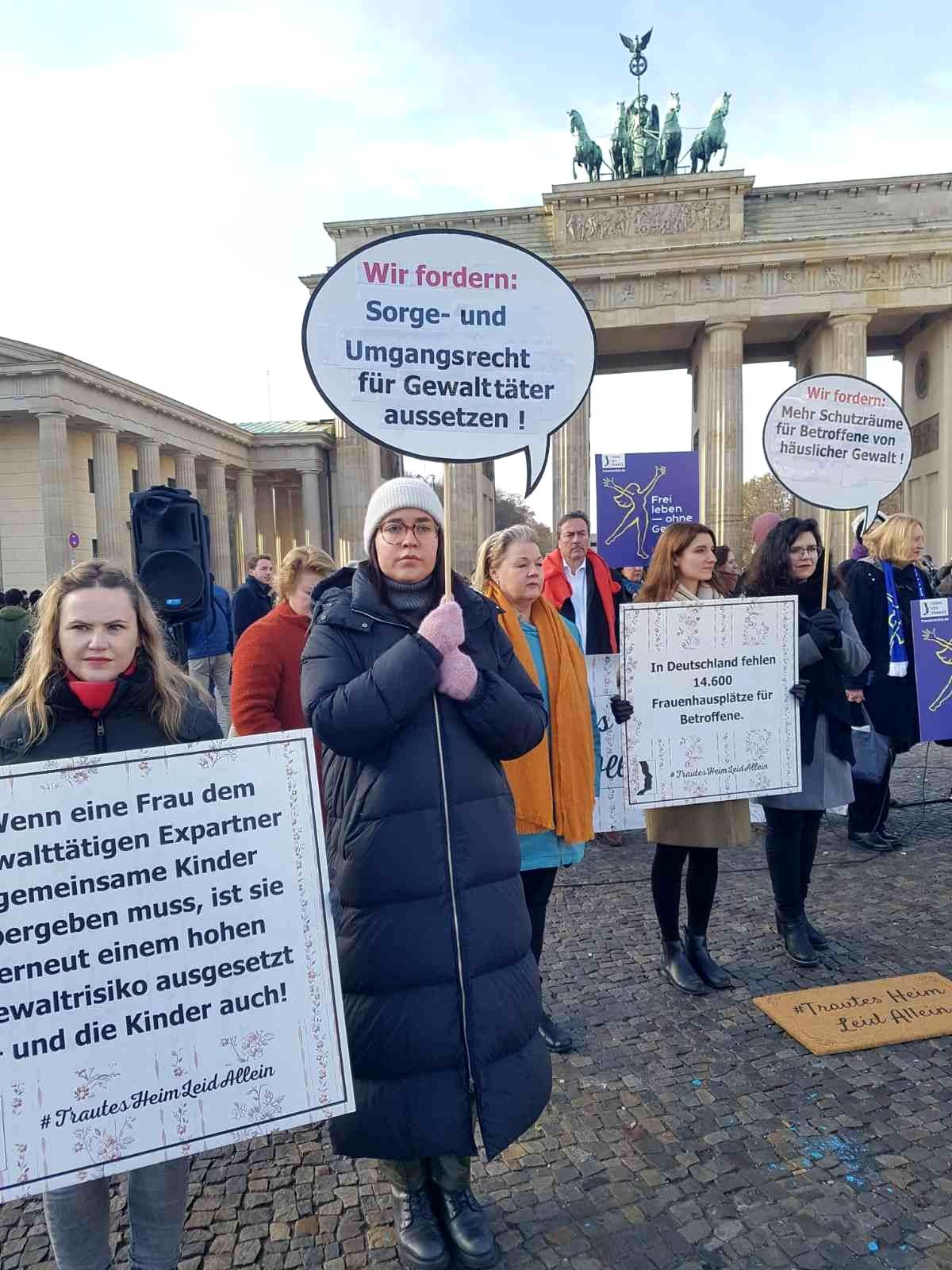 Berlin'de kadına karşı şiddet protesto edildi