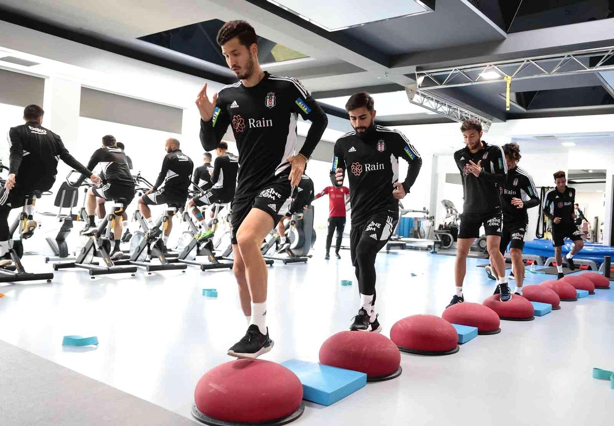 Beşiktaş günün ilk idmanını tamamladı