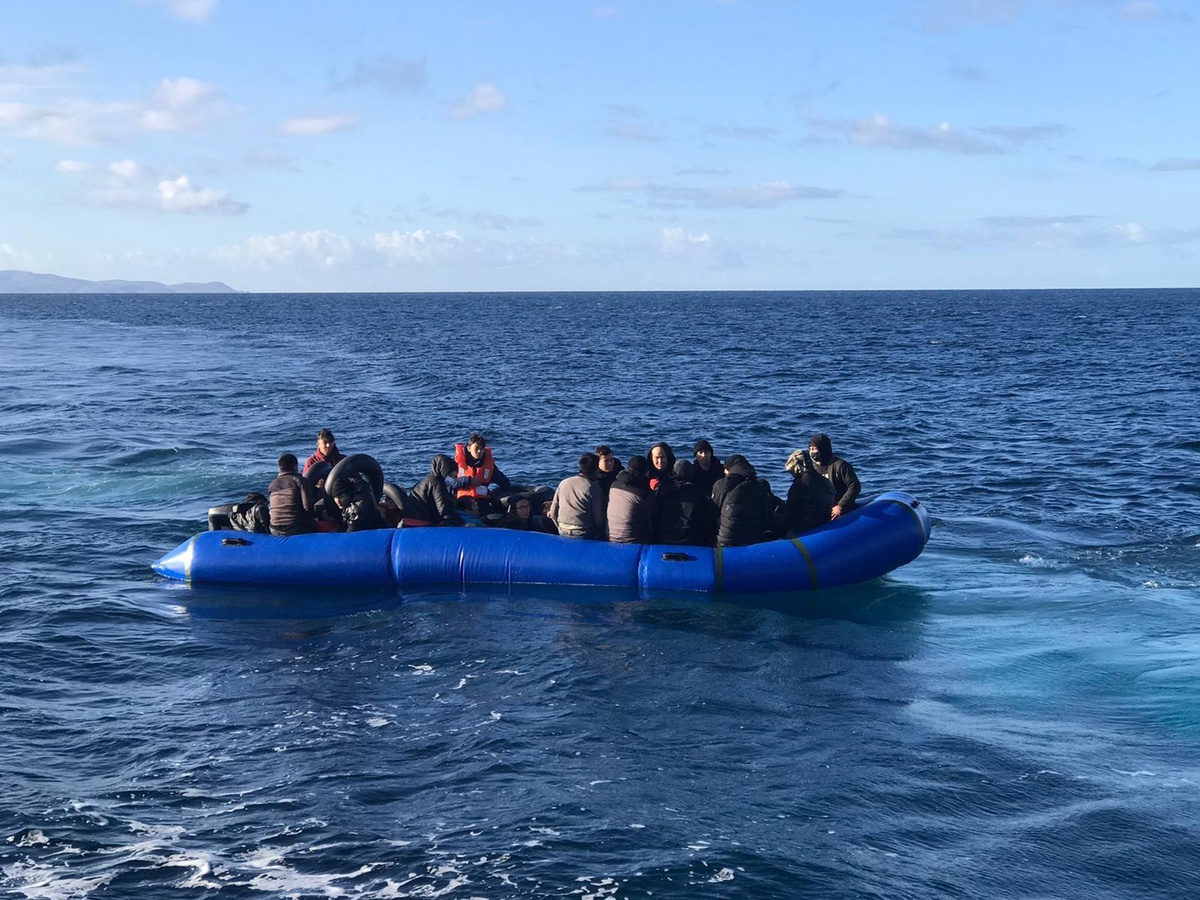 Çanakkale\'de Türk kara sularına itilen 35 düzensiz göçmen kurtarıldı