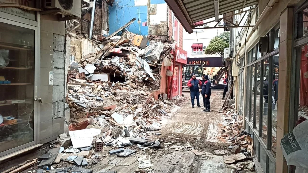 Dron - Depremde yıkılan iş yerinin enkazı kaldırılıyor