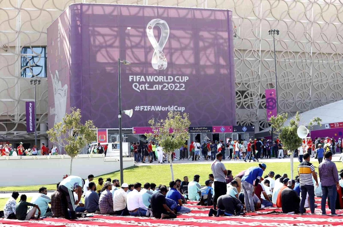 Doha\'da stadyumların çevresinde yüzlerce kişi Cuma namazını kıldı