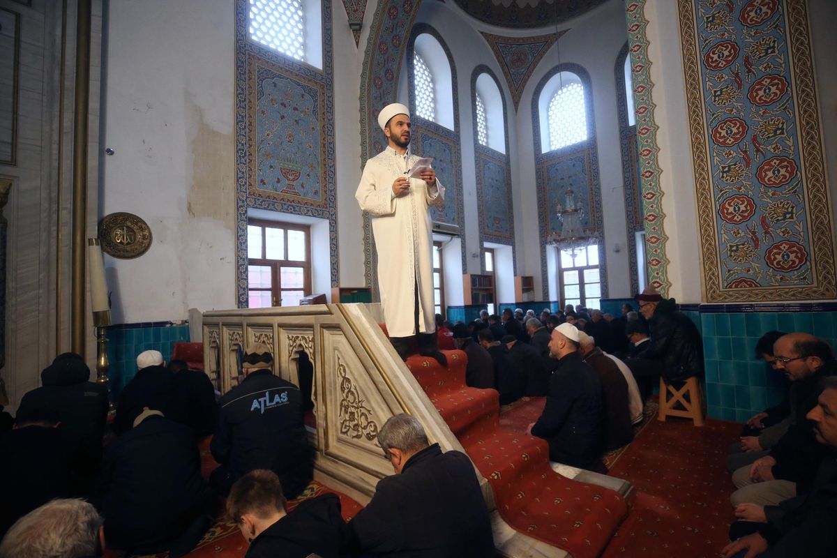 Düzce\'de depremde minberi yıkılan camide cuma namazı kılındı
