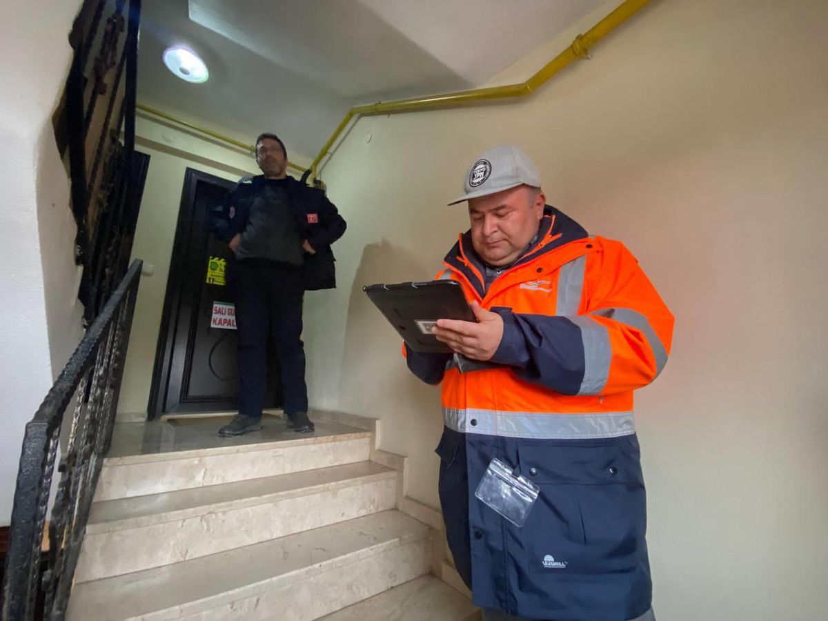 Düzce\'de depremden etkilenen binalarda hasar tespit çalışmaları sürüyor