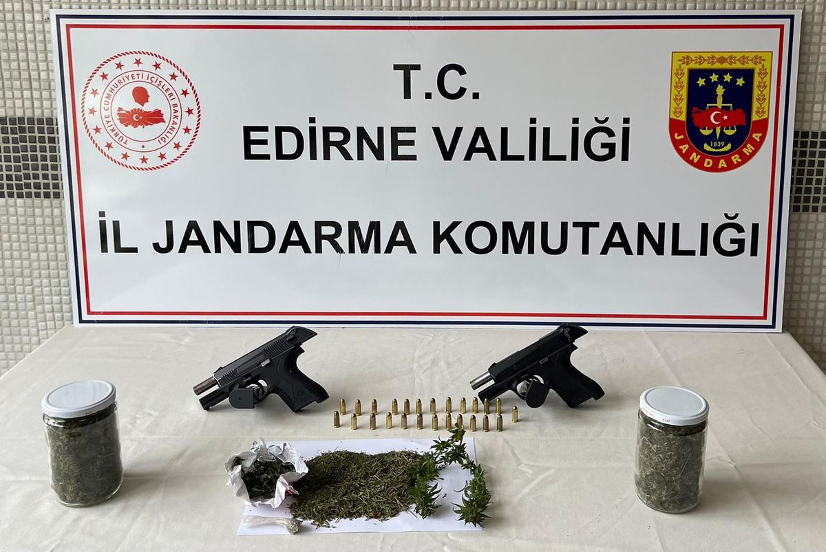 Edirne\'de bir evde 300 gram esrar ve 2 tabanca ele geçirildi