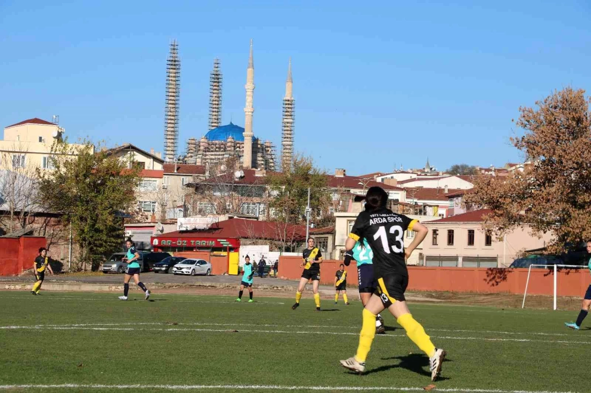 Filibe ve Edirne\'nin kadın futbolcuları kıyasıya mücadele etti