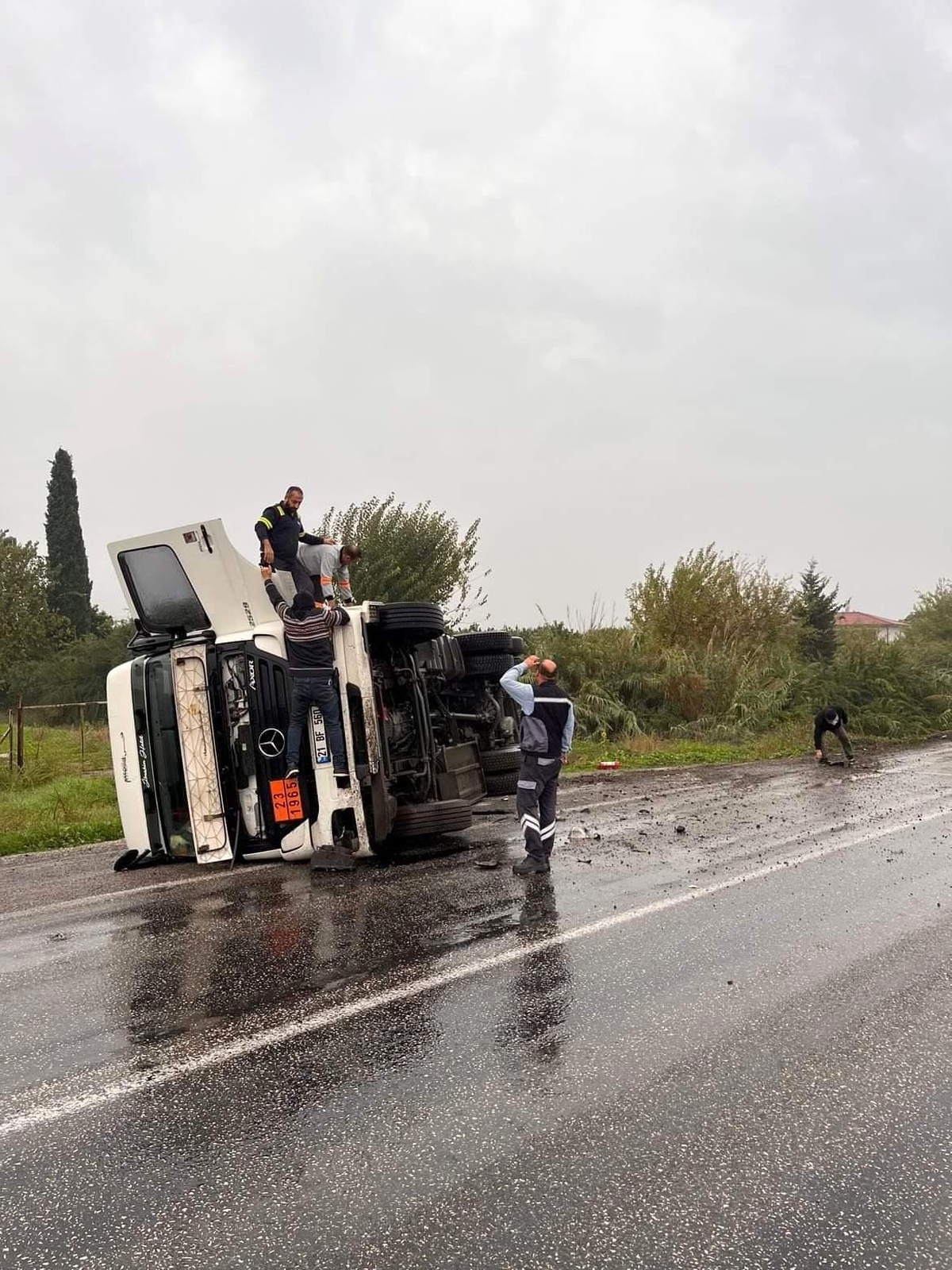 Hatay\'da kontrolden çıkan LPG gazı yüklü tanker devrildi