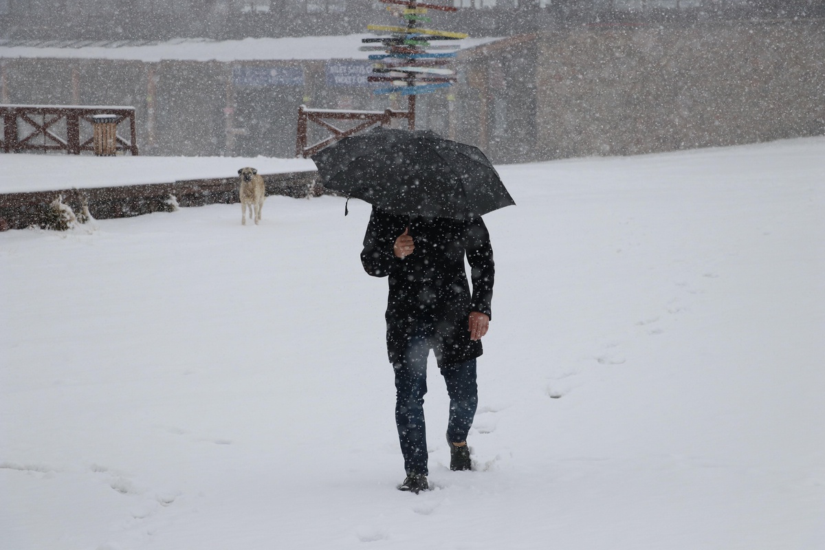 İç Anadolu\'nun zirvesi Erciyes\'te kar yağışı etkili oluyor