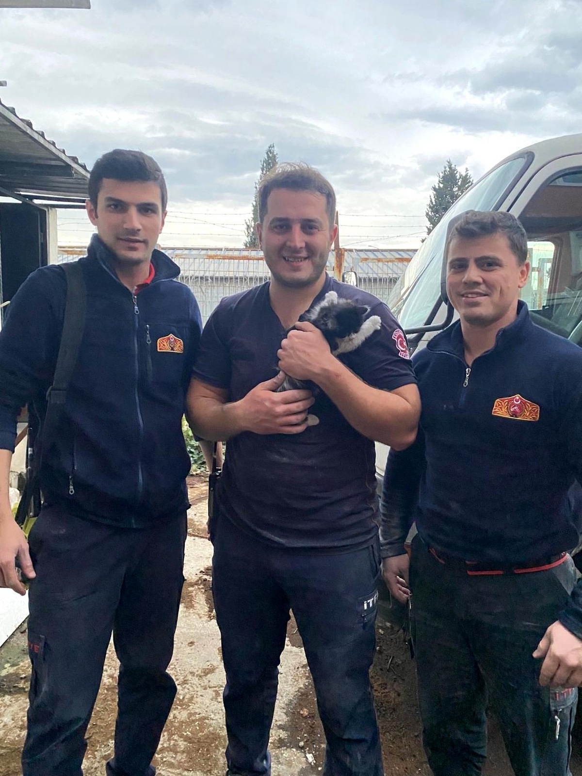 İş yerinin havalandırma boşluğuna sıkışan yavru kediyi itfaiye kurtardı