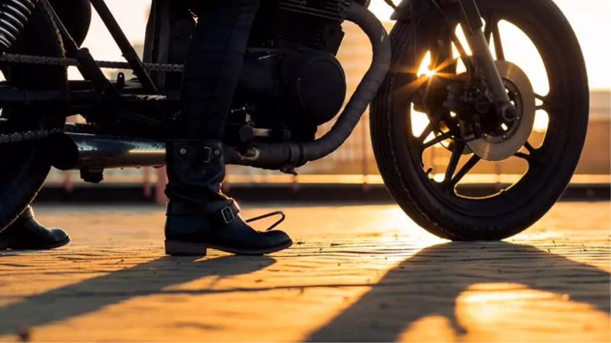 İşlek caddede çırılçıplak motosiklet süren kadın diğer sürücüleri hayrete düşürdü