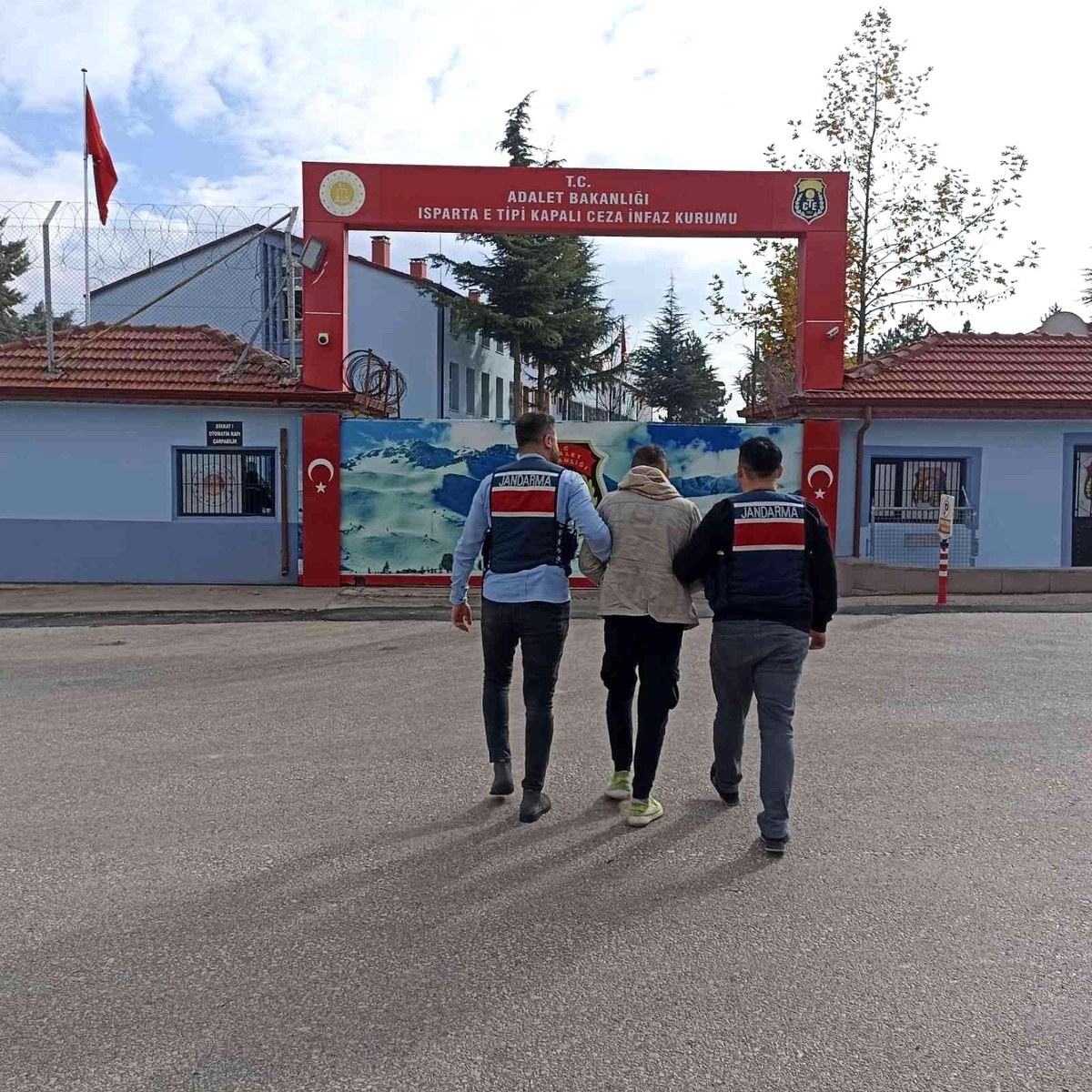 Isparta\'da 12 yıl 6 ay hapis cezası bulunan firari yakalandı