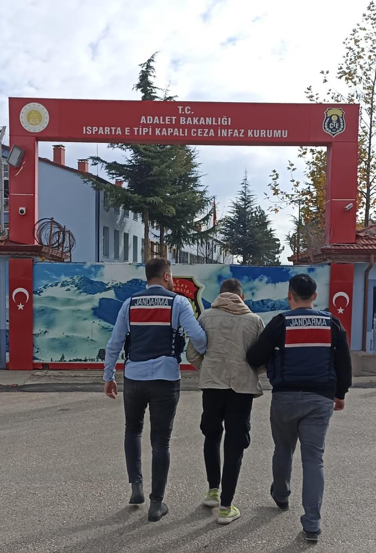 Isparta\'da 12 yıl hapis cezası bulunan firari hükümlü yakalandı