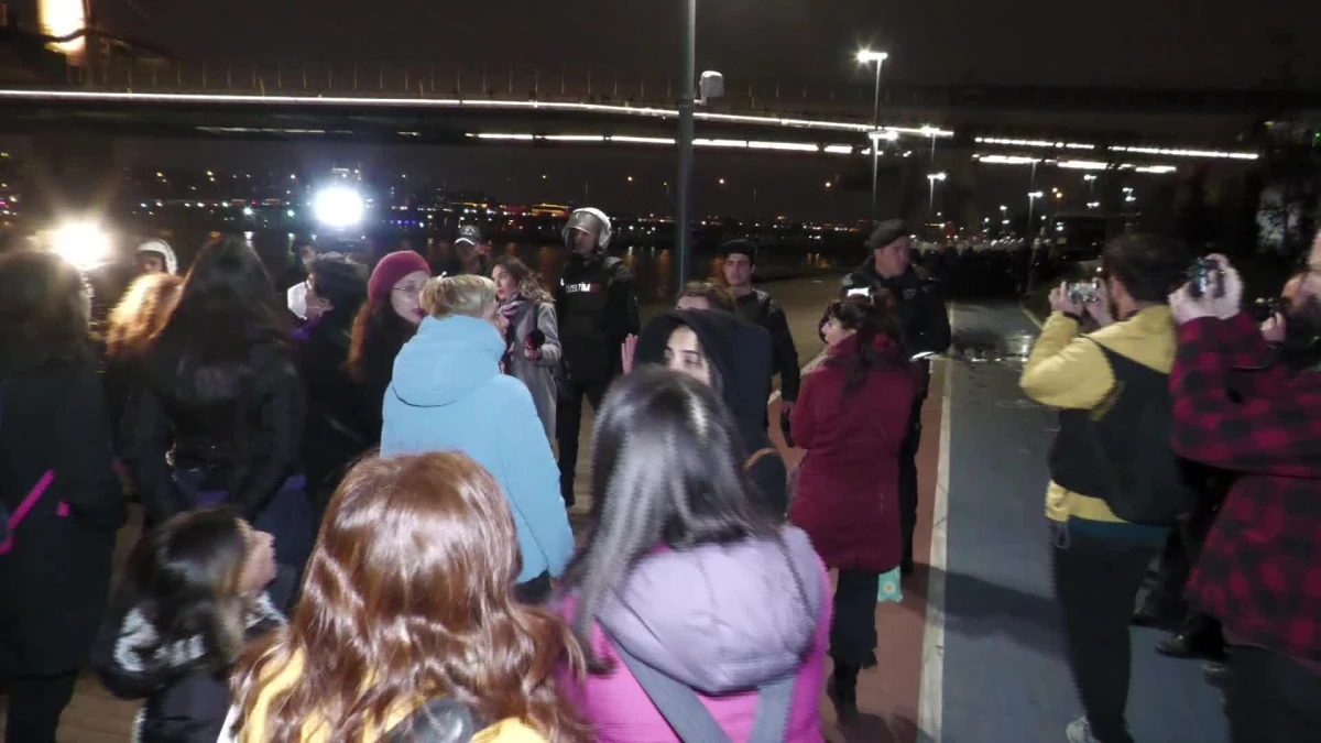 İstanbul\'da "25 Kasım" Eylemine Polis Müdahale Etti, Onlarca Kadın Gözaltına Alındı