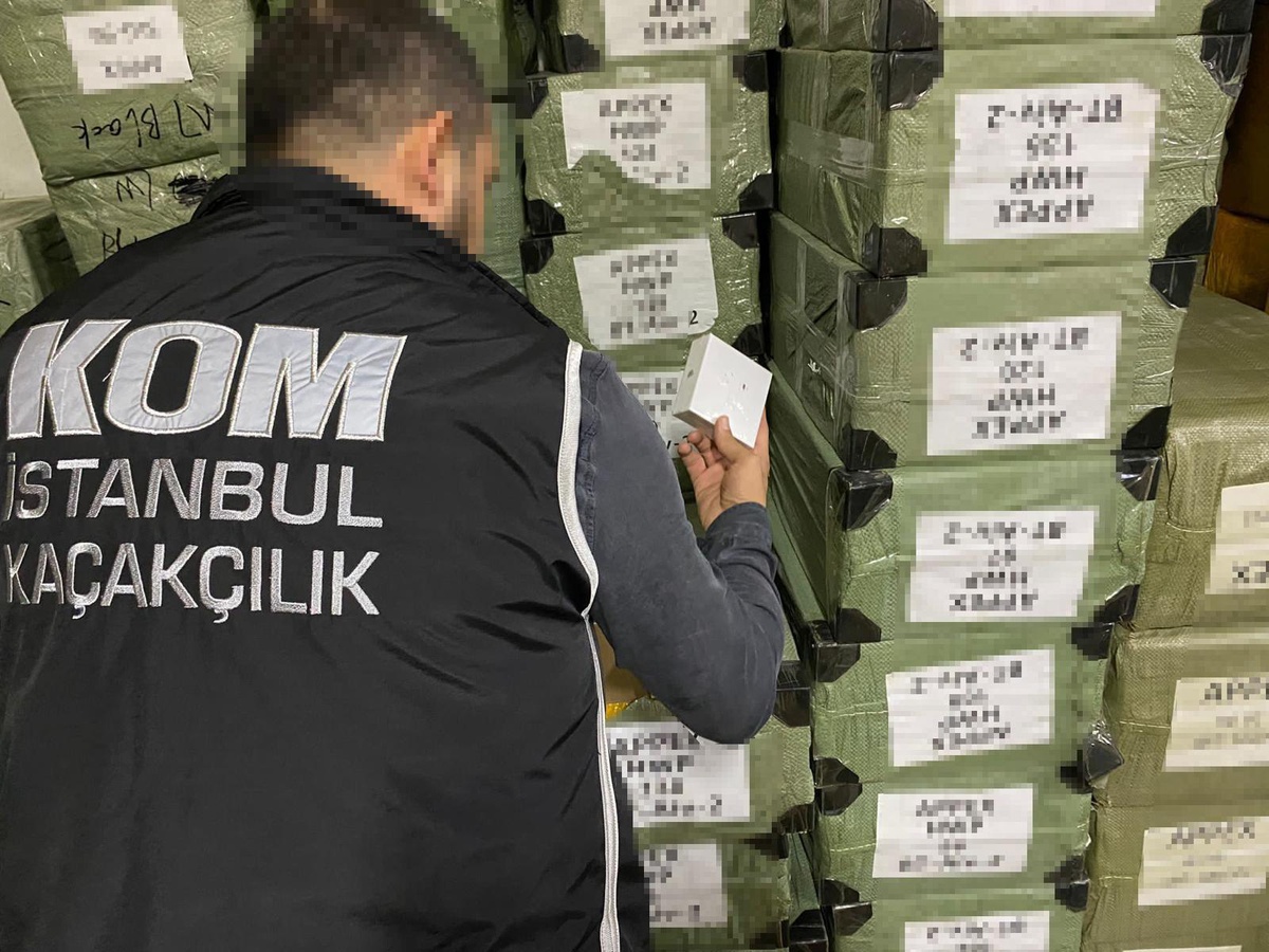 İstanbul\'da kaçak cep telefonu aksesuarı operasyonunda 2 zanlı yakalandı