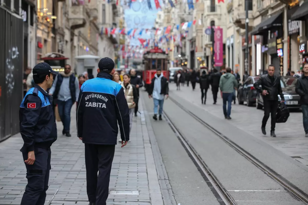 İstiklal Caddesi\'ndeki esnafa "genel emir" ile ilgili bilgilendirme yapıldı