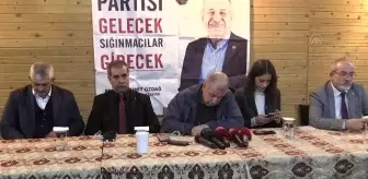 KAHRAMANMARAŞ - Zafer Partisi Genel Başkanı Özdağ, partisine katılanlara rozet taktı