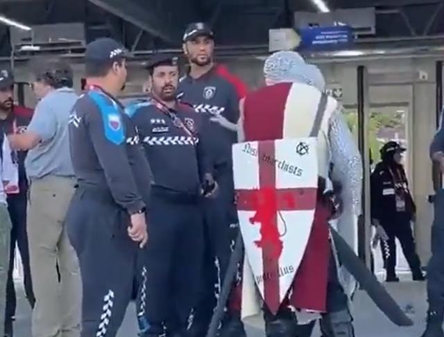 Katar'da Dünya Kupası maçına Haçlı Seferi'ne gider gibi giyinen taraftarlara tarihi ceza Katar'da Dünya Kupası maçına Haçlı Seferi'ne gider gibi giyinen taraftarlara tarihi ceza