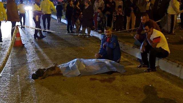 Kazada ölen kardeşinin elini bırakmadı