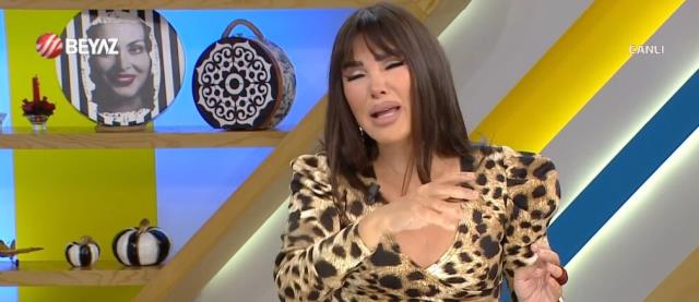 Köpeklerin canice öldürülmesine isyan eden Seren Serengil, canlı yayında hüngür hüngür ağladı Köpeklerin canice öldürülmesine isyan eden Seren Serengil, canlı yayında hüngür hüngür ağladı