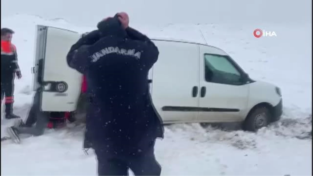 Kuşmer Yaylası\'nda karda mahsur kalan vatandaşın yardımına AFAD ve jandarma yetişti