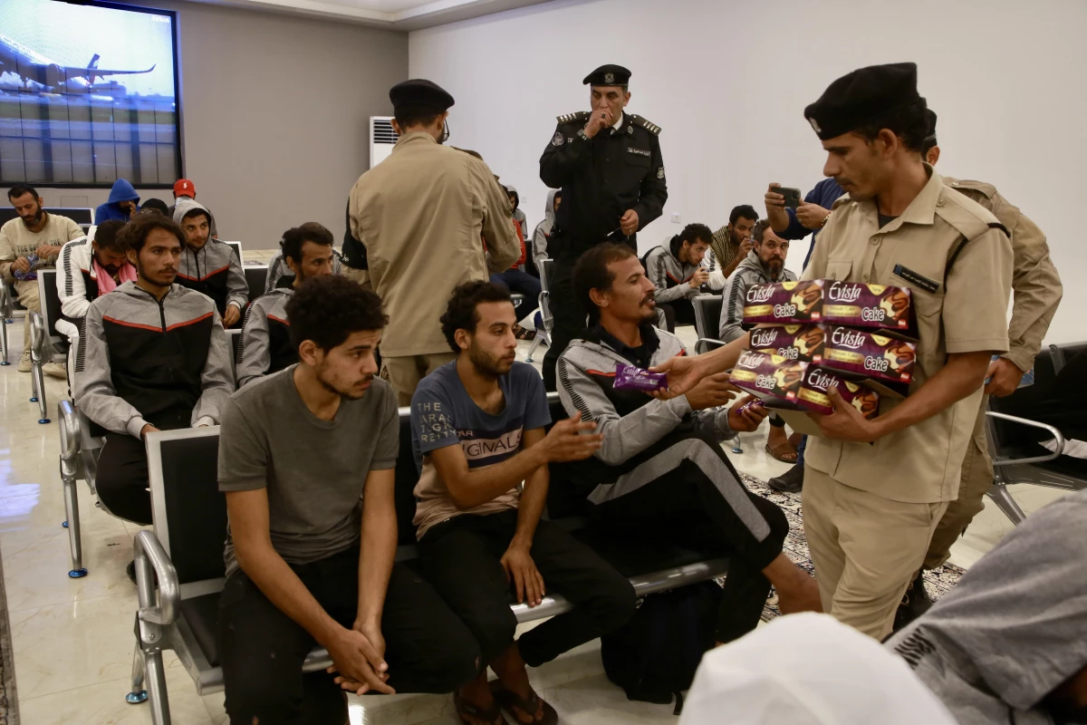 Libya\'da düzensiz göçmenler ilk defa kara yoluyla sınır dışı edildi