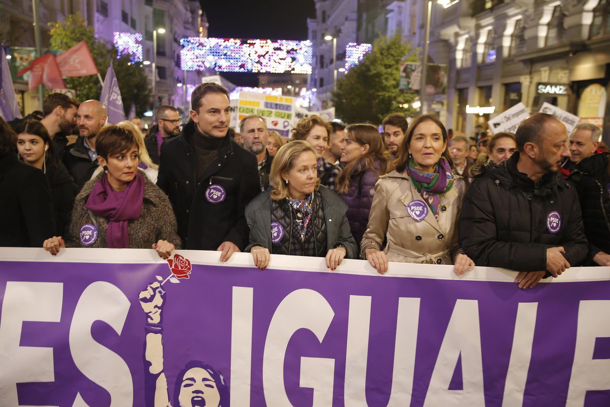 Madrid\'de binlerce kişi "Kadına Yönelik Şiddete Karşı Uluslararası Mücadele Günü"nde yürüdü
