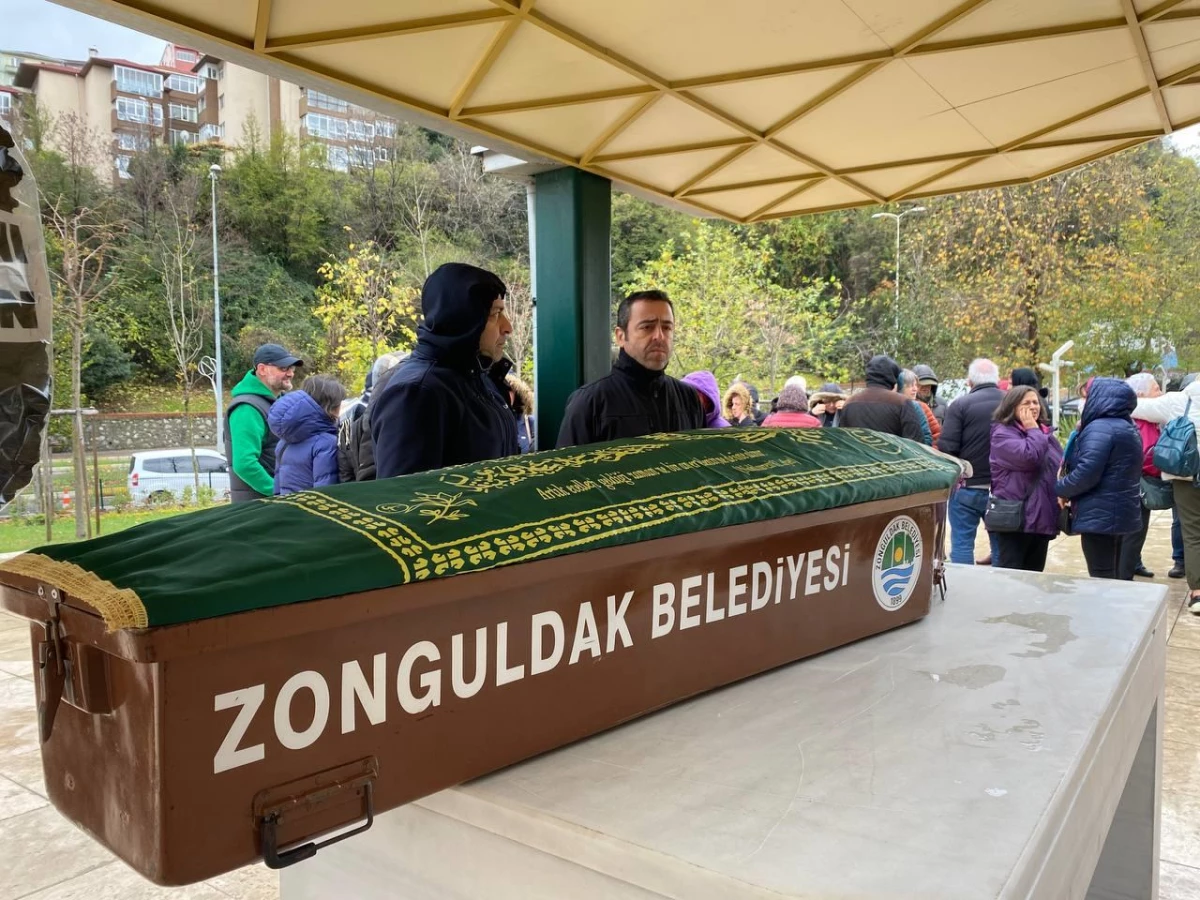 Öğretmenler Günü\'nde kansere yenik düşen emekli öğretmen Zonguldak\'ta defnedildi